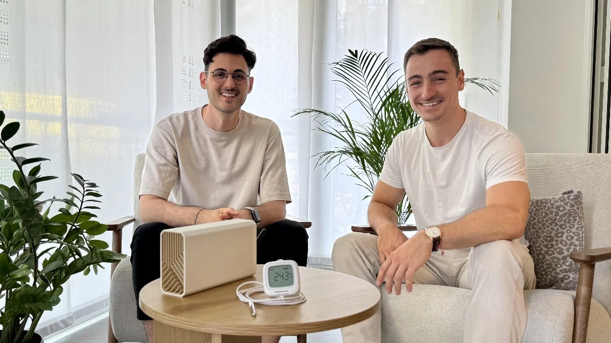 Rei Sadiku und Simon Schweizer mit der INTUENS Zentrale und einem Temperatursensor